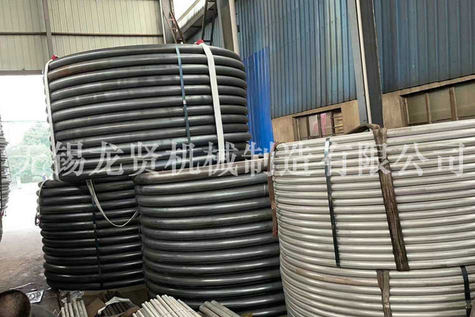 公路上的半圓管方便了道路的管理！